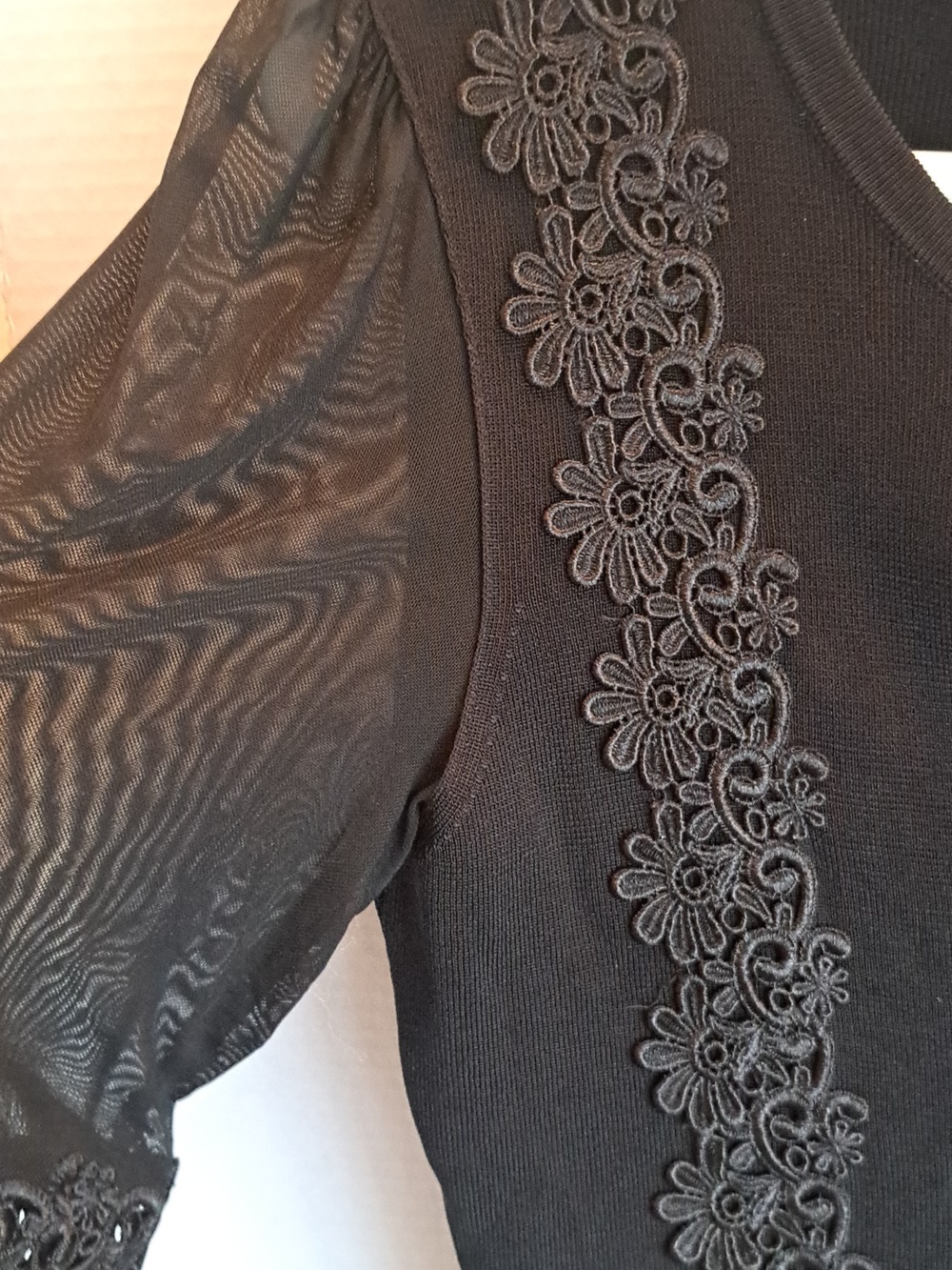 NWT White House Black Market Floral Embroidered Sheer Long Sleeves Keyhole Top M - Picture 4 of 9